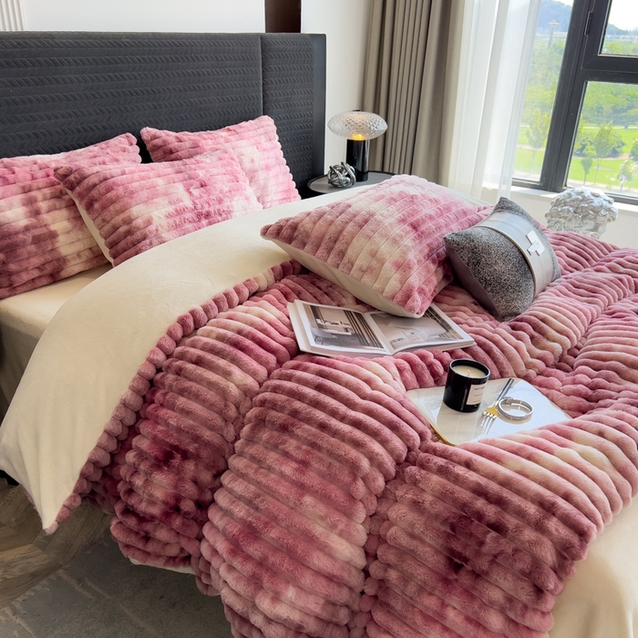 91家纺网 家纺一手货源 找家纺 印季家纺 2025新款手工扎染剪花兔毛绒四件套 条纹-豆沙