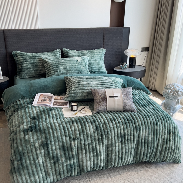 91家纺网 家纺一手货源 找家纺 印季家纺 2025新款手工扎染剪花兔毛绒四件套 条纹-墨绿