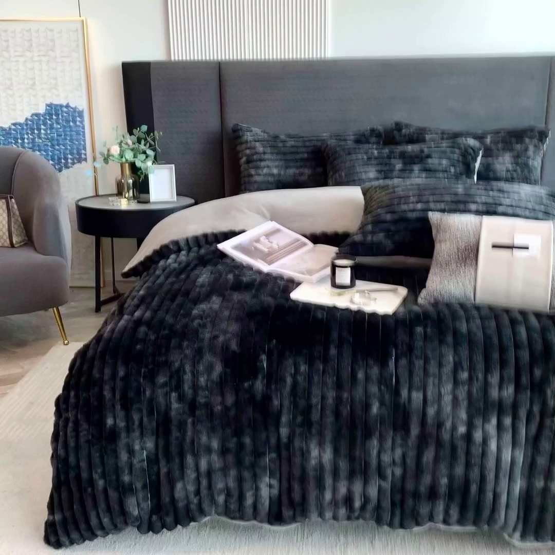 91家纺网 家纺一手货源 找家纺 印季家纺 2025新款手工扎染剪花兔毛绒四件套 条纹-黑金