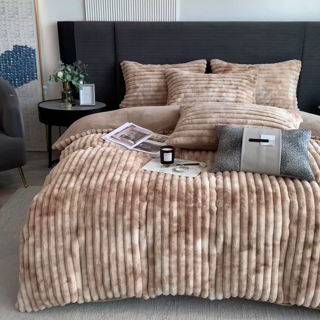 91家纺网 家纺一手货源 找家纺 印季家纺 2025新款手工扎染剪花兔毛绒四件套 条纹-咖啡