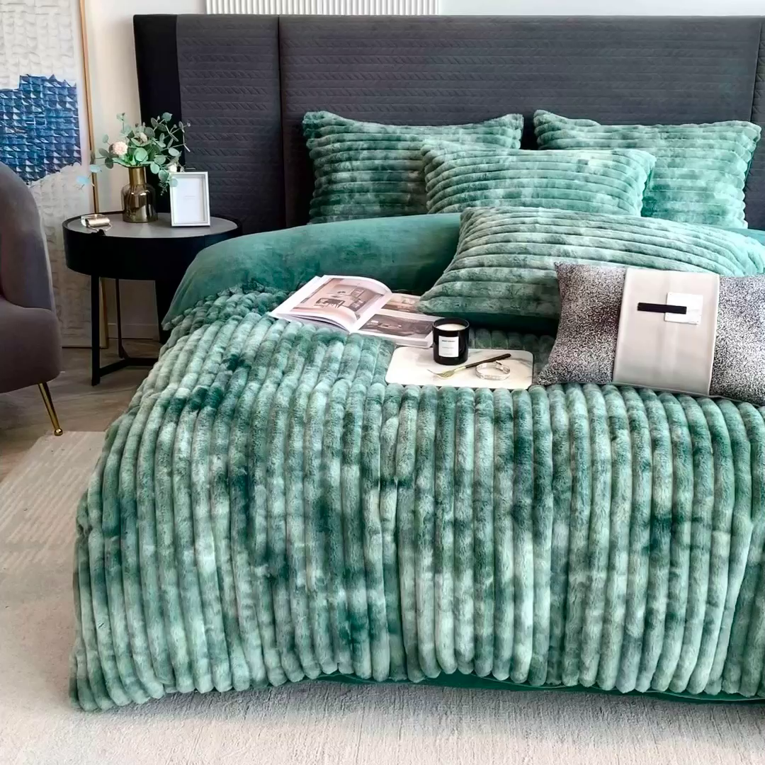 91家纺网 家纺一手货源 找家纺 印季家纺 2025新款手工扎染剪花兔毛绒四件套 条纹-墨绿