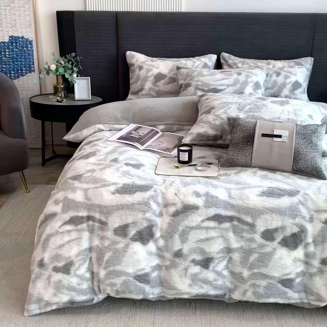 91家纺网 家纺一手货源 找家纺 印季家纺 2025新款手工扎染剪花兔毛绒四件套 剪花-灰色