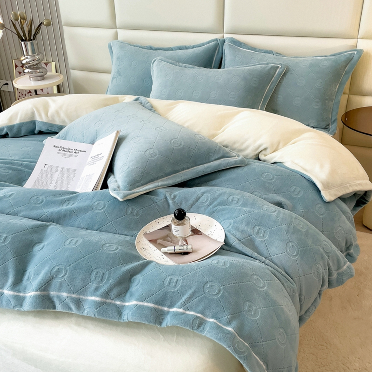 91家纺网 家纺一手货源 找家纺 印季家纺 2025新款HG剪花一字绣牛奶绒四件套 繁星兰-奶白