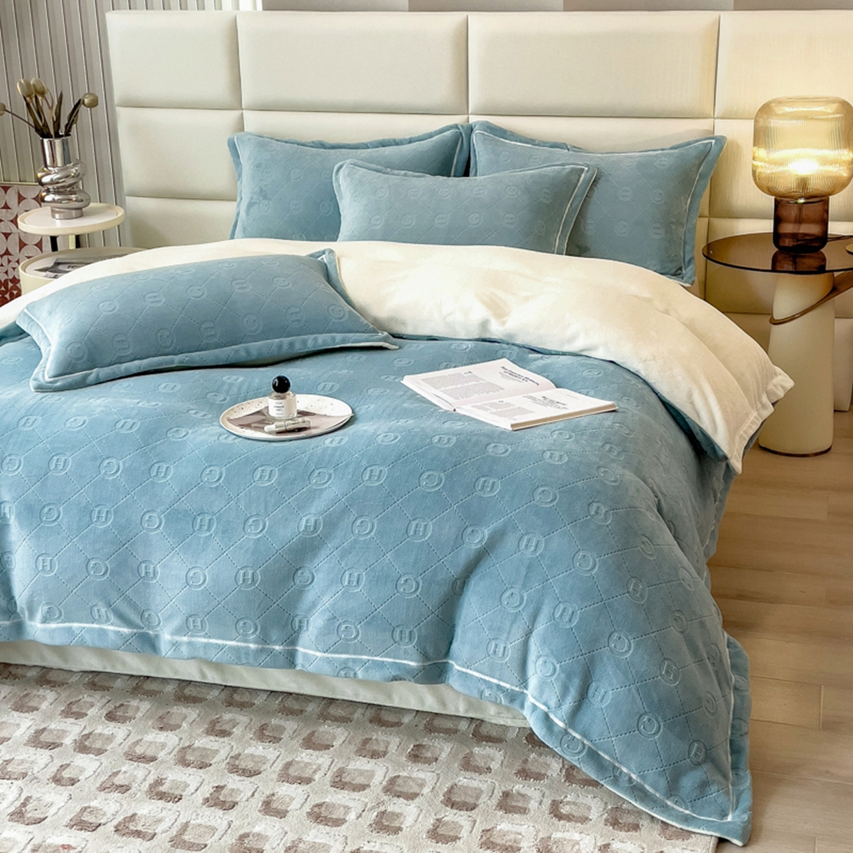 91家纺网 家纺一手货源 找家纺 印季家纺 2025新款HG剪花一字绣牛奶绒四件套 繁星兰-奶白