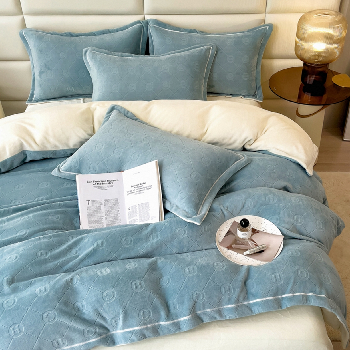 91家纺网 家纺一手货源 找家纺 印季家纺 2025新款HG剪花一字绣牛奶绒四件套 繁星兰-奶白