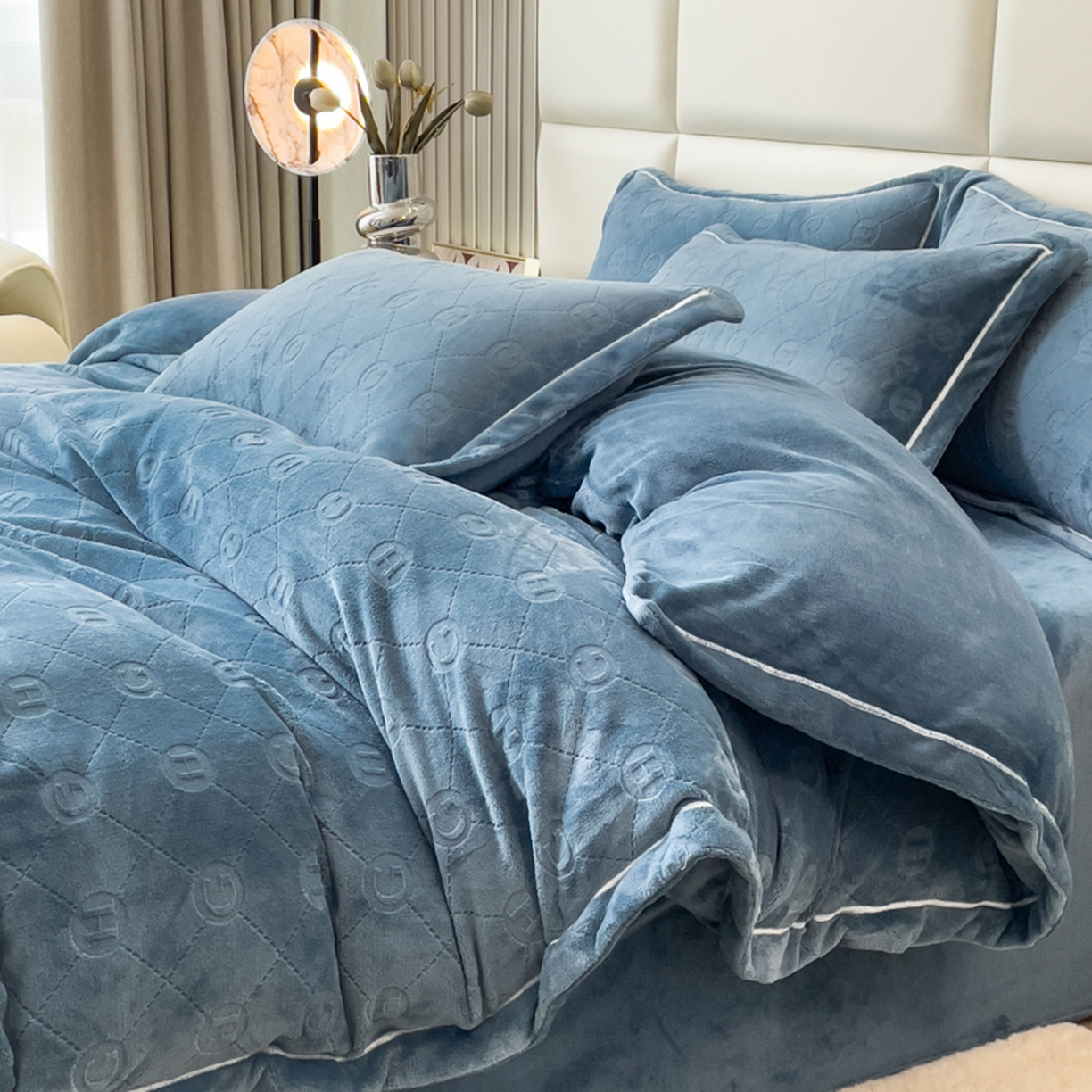 91家纺网 家纺一手货源 找家纺 印季家纺 2025新款HG剪花一字绣牛奶绒四件套 蓝灰
