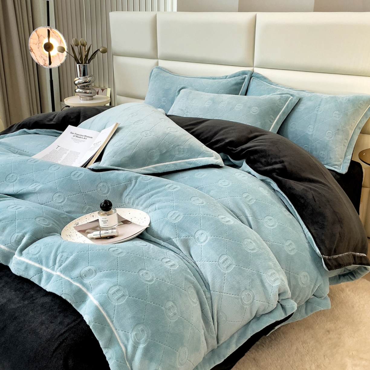 91家纺网 家纺一手货源 找家纺 印季家纺 2025新款HG剪花一字绣牛奶绒四件套 繁星蓝-深灰