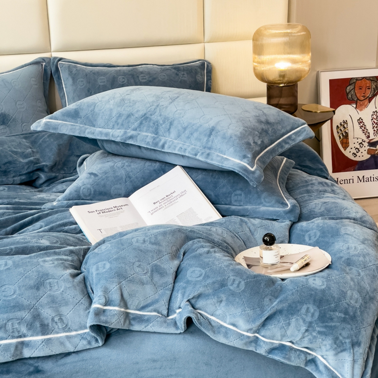 91家纺网 家纺一手货源 找家纺 印季家纺 2025新款HG剪花一字绣牛奶绒四件套 蓝灰