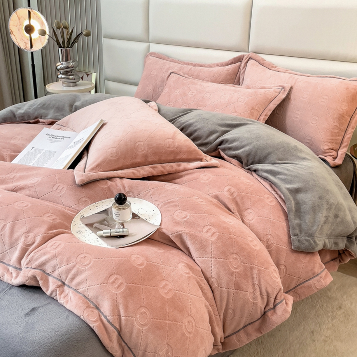 91家纺网 家纺一手货源 找家纺 印季家纺 2025新款HG剪花一字绣牛奶绒四件套 豆沙-马丁灰