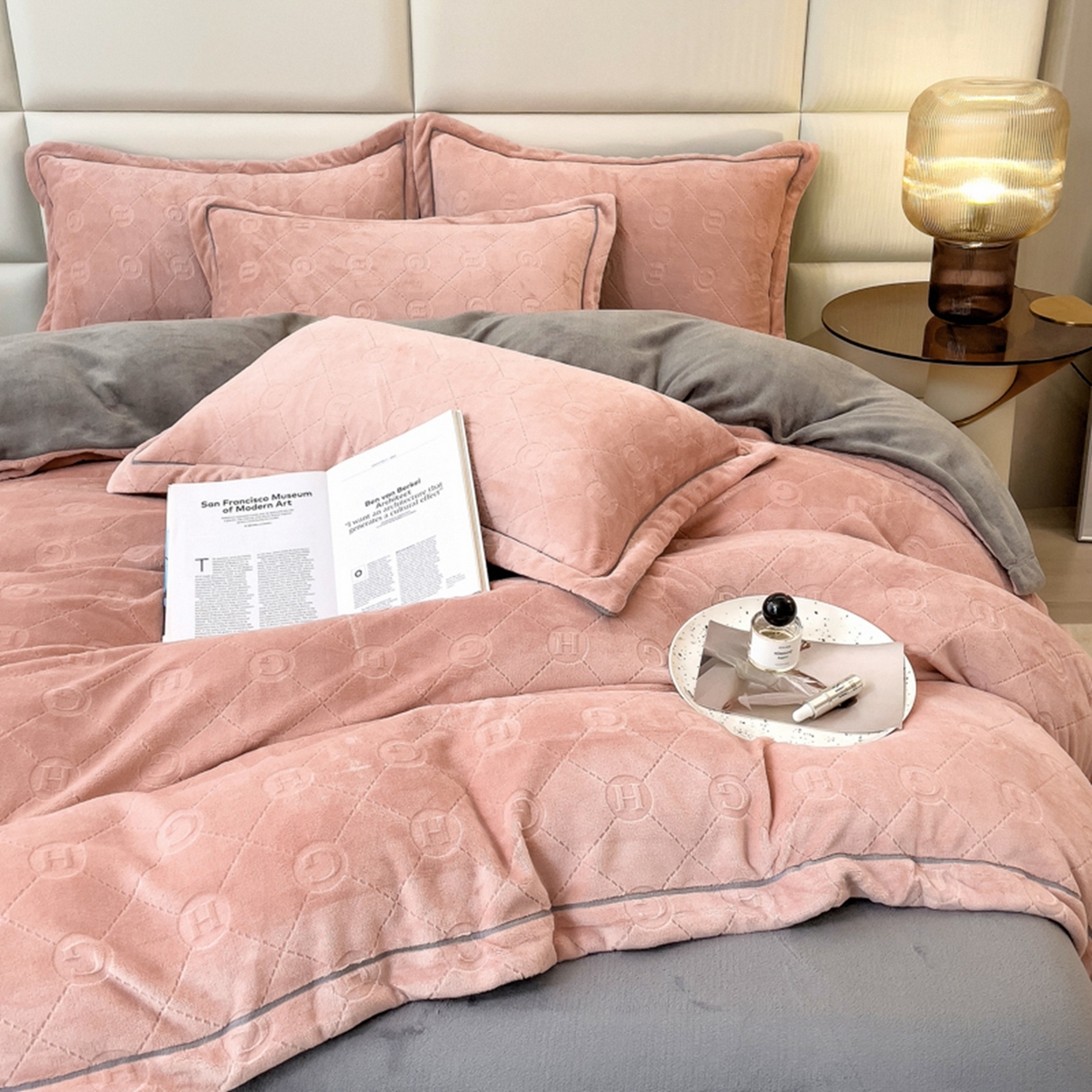 91家纺网 家纺一手货源 找家纺 印季家纺 2025新款HG剪花一字绣牛奶绒四件套 豆沙-马丁灰