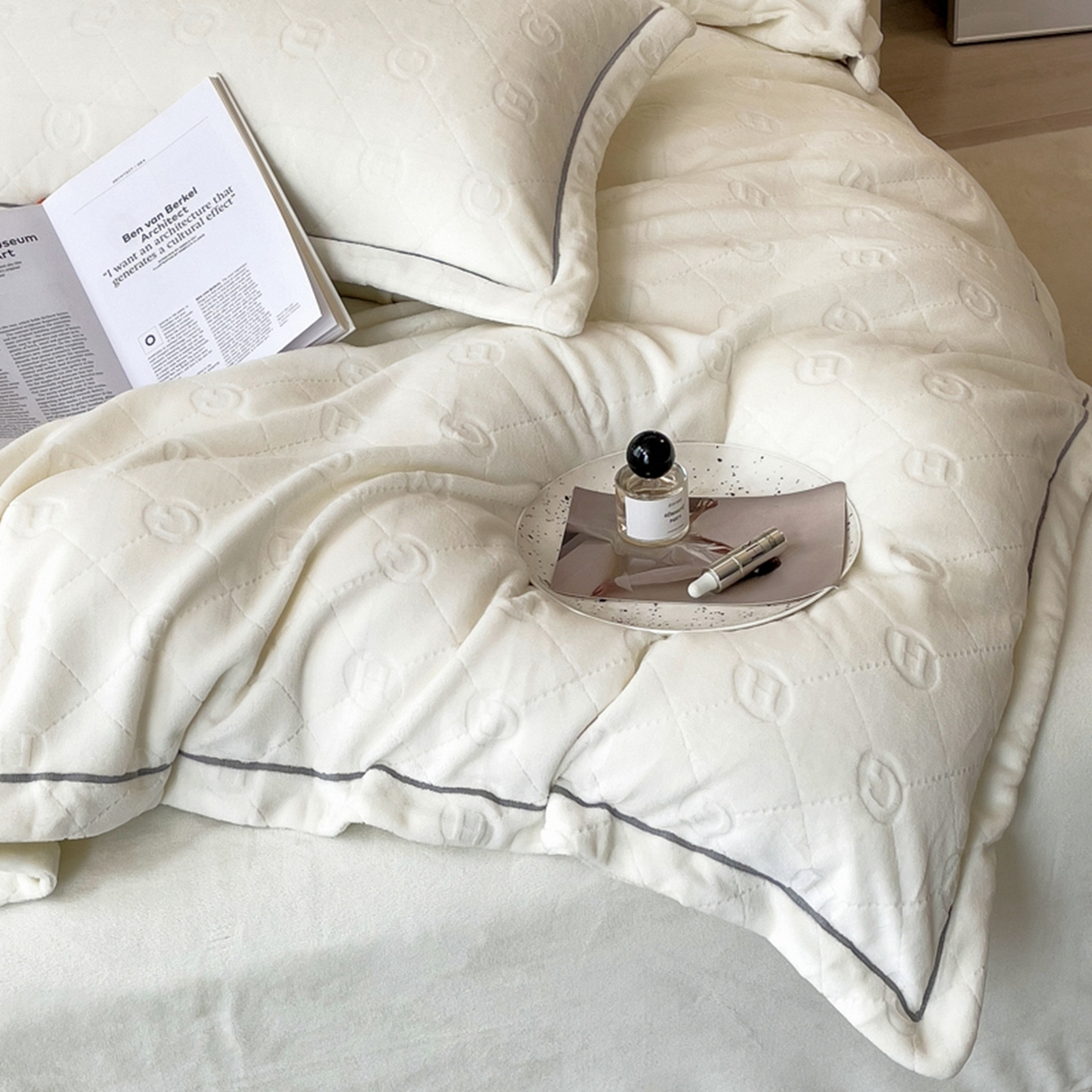 91家纺网 家纺一手货源 找家纺 印季家纺 2025新款HG剪花一字绣牛奶绒四件套 奶白