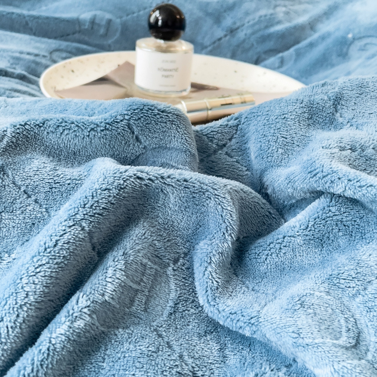 91家纺网 家纺一手货源 找家纺 印季家纺 2025新款HG剪花一字绣牛奶绒四件套 蓝灰