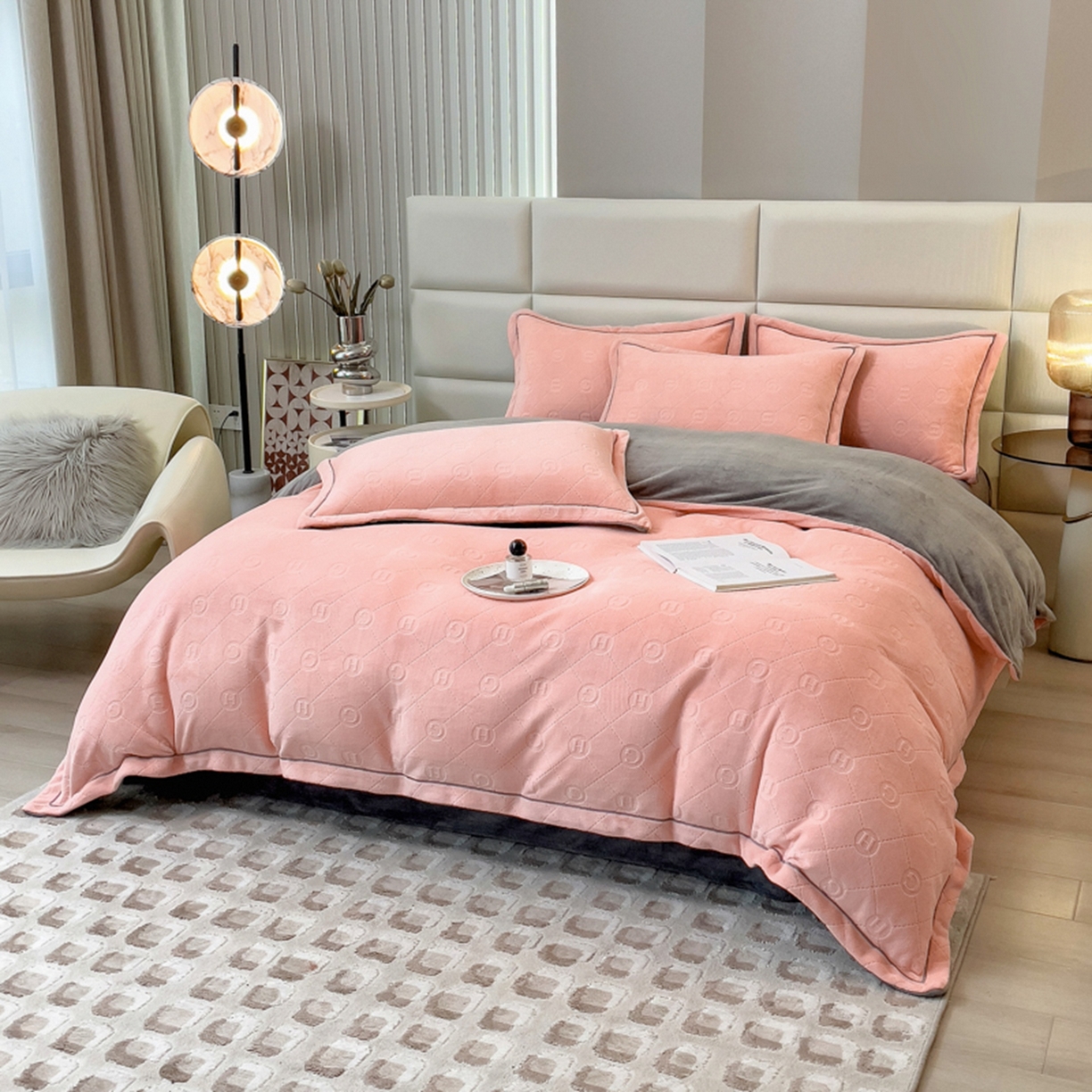 91家纺网 家纺一手货源 找家纺 印季家纺 2025新款HG剪花一字绣牛奶绒四件套 嫩粉-马丁灰