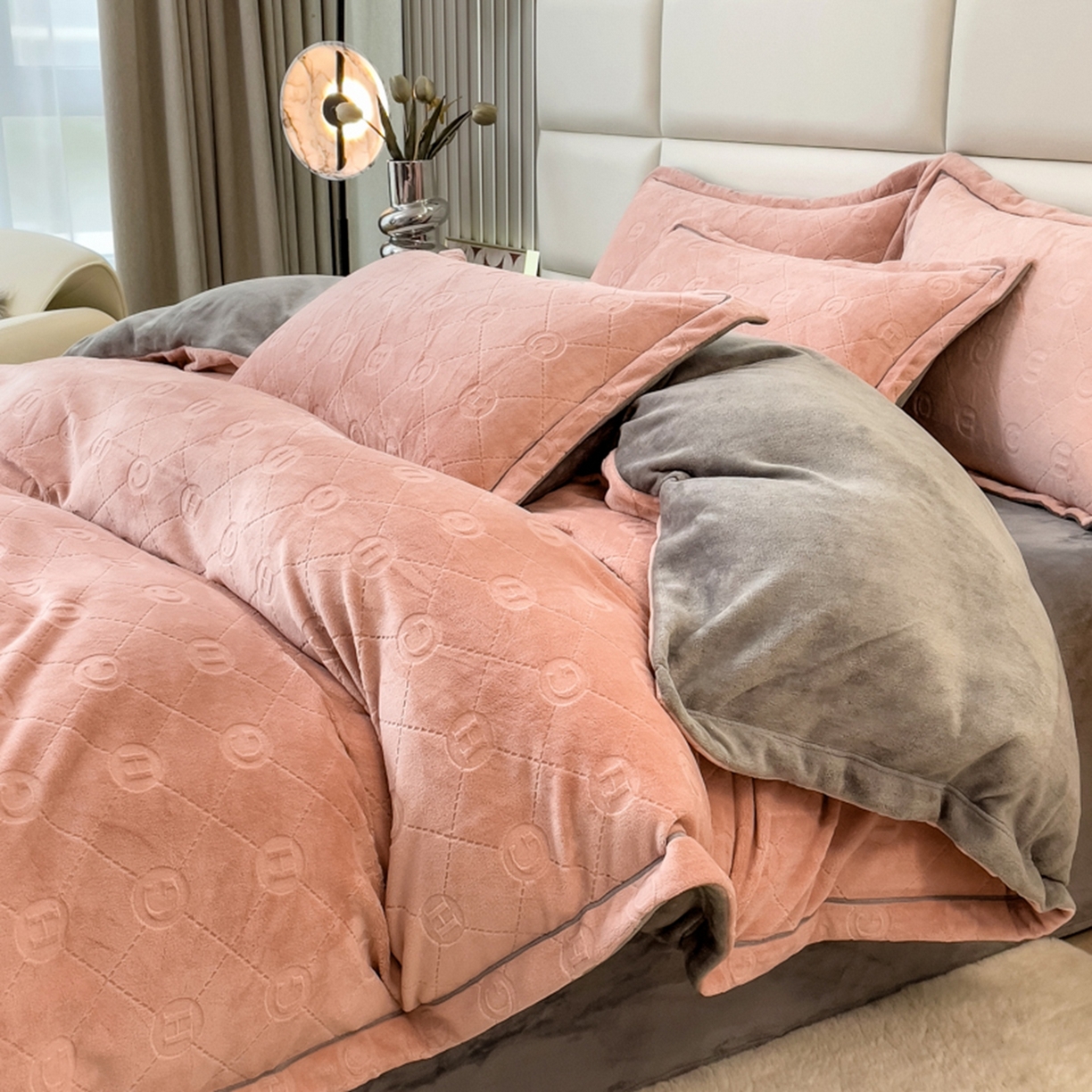 91家纺网 家纺一手货源 找家纺 印季家纺 2025新款HG剪花一字绣牛奶绒四件套 豆沙-马丁灰