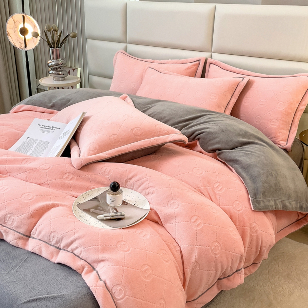 91家纺网 家纺一手货源 找家纺 印季家纺 2025新款HG剪花一字绣牛奶绒四件套 嫩粉-马丁灰