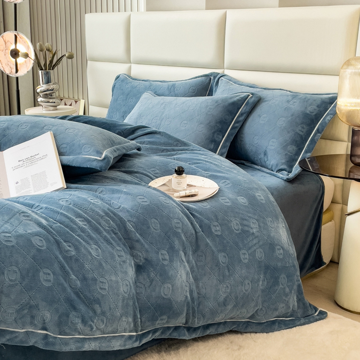 91家纺网 家纺一手货源 找家纺 印季家纺 2025新款HG剪花一字绣牛奶绒四件套 蓝灰