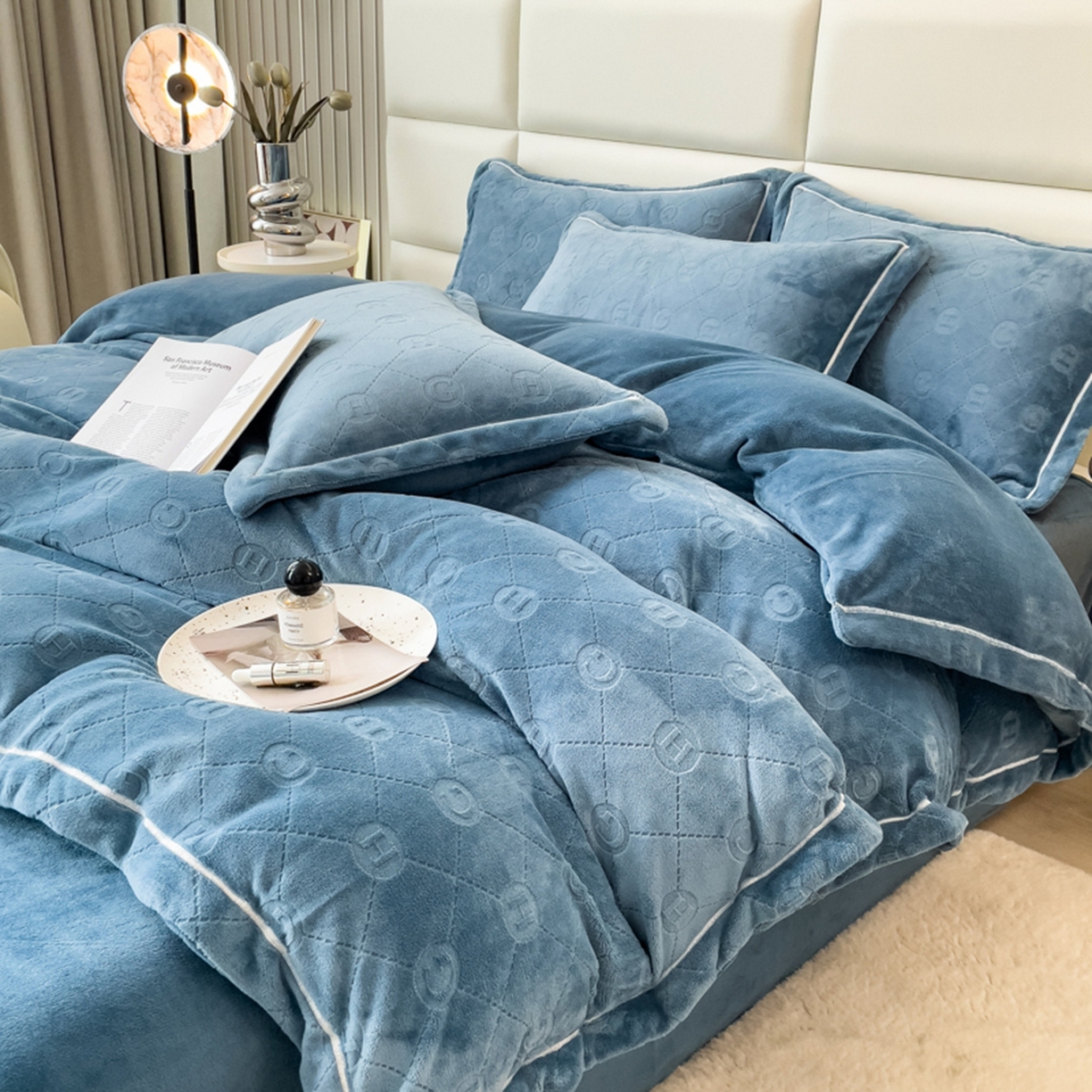 91家纺网 家纺一手货源 找家纺 印季家纺 2025新款HG剪花一字绣牛奶绒四件套 蓝灰