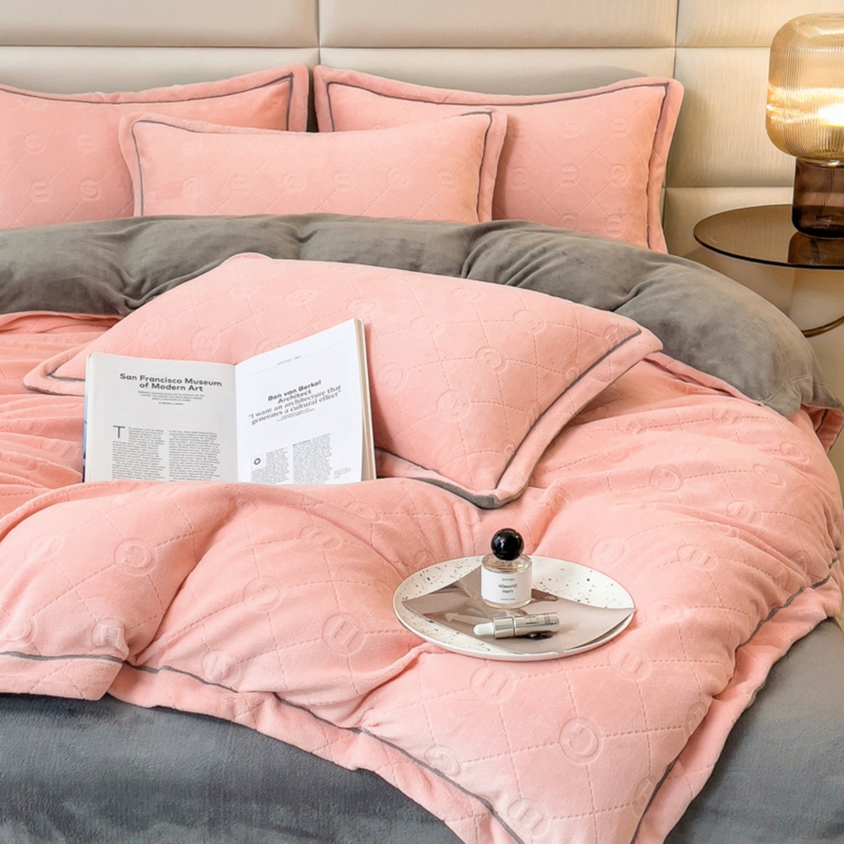 91家纺网 家纺一手货源 找家纺 印季家纺 2025新款HG剪花一字绣牛奶绒四件套 嫩粉-马丁灰