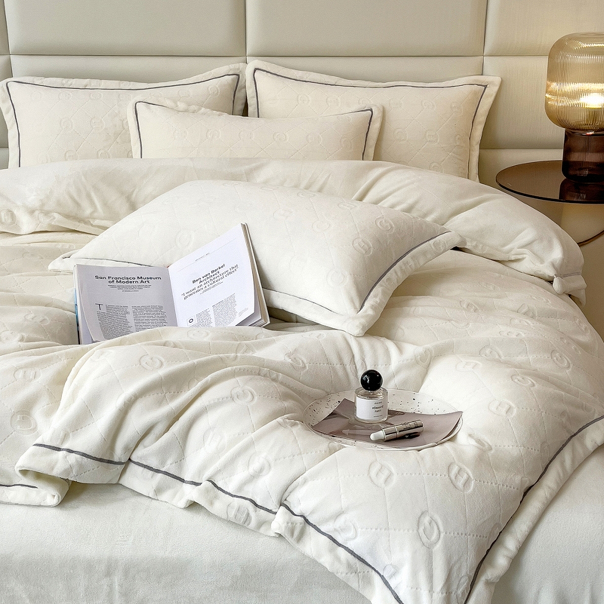 91家纺网 家纺一手货源 找家纺 印季家纺 2025新款HG剪花一字绣牛奶绒四件套 奶白