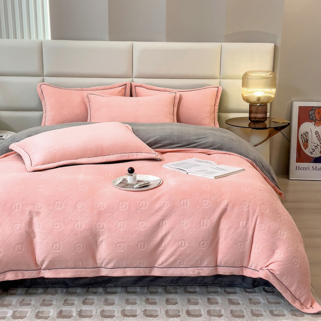 91家纺网 家纺一手货源 找家纺 印季家纺 2025新款HG剪花一字绣牛奶绒四件套 嫩粉-马丁灰