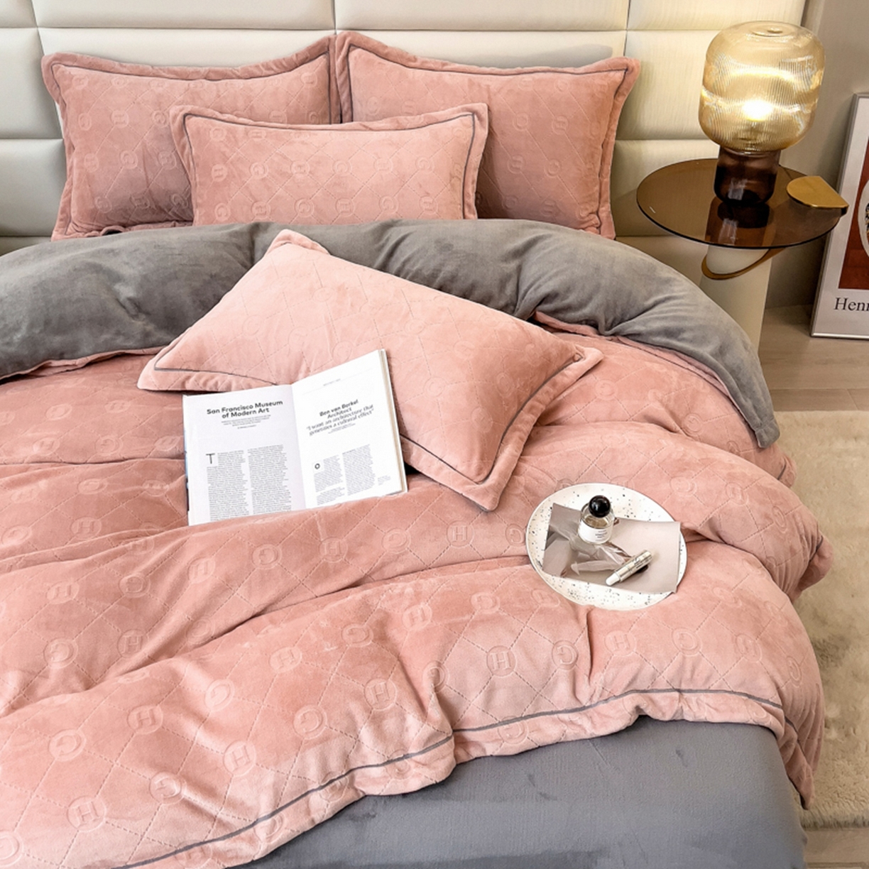 91家纺网 家纺一手货源 找家纺 印季家纺 2025新款HG剪花一字绣牛奶绒四件套 豆沙-马丁灰