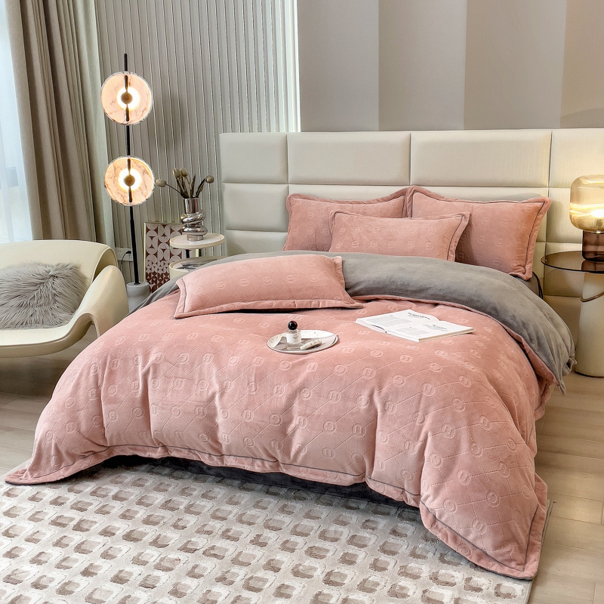 91家纺网 家纺一手货源 找家纺 印季家纺 2025新款HG剪花一字绣牛奶绒四件套 豆沙-马丁灰