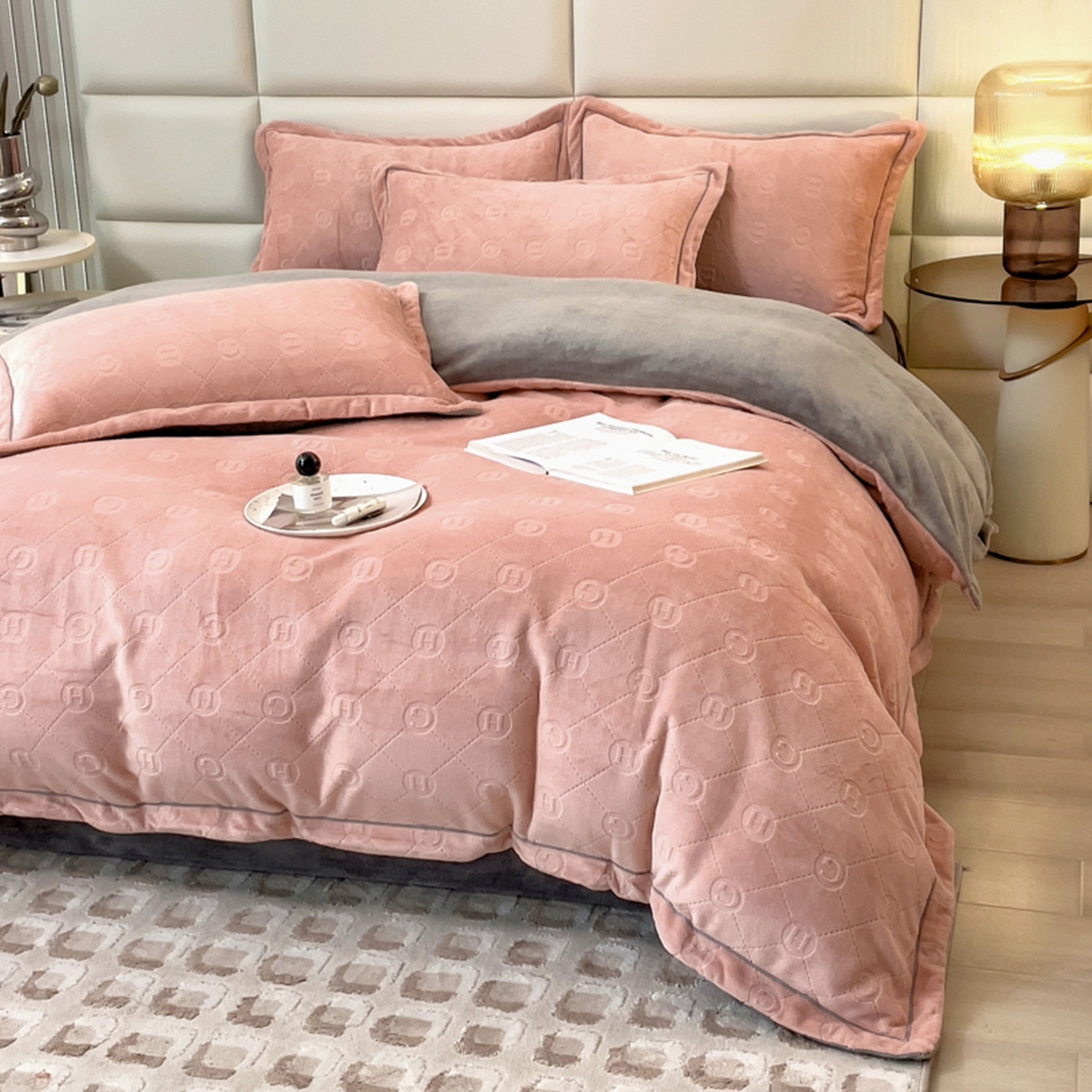 91家纺网 家纺一手货源 找家纺 印季家纺 2025新款HG剪花一字绣牛奶绒四件套 豆沙-马丁灰