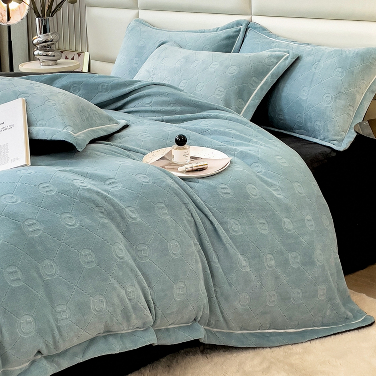 91家纺网 家纺一手货源 找家纺 印季家纺 2025新款HG剪花一字绣牛奶绒四件套 繁星蓝-深灰