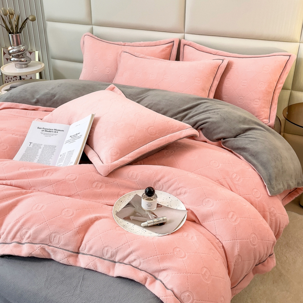 91家纺网 家纺一手货源 找家纺 印季家纺 2025新款HG剪花一字绣牛奶绒四件套 嫩粉-马丁灰