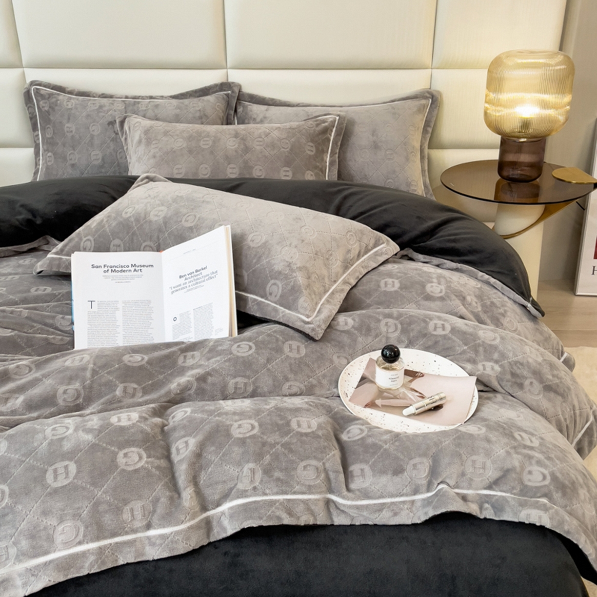 91家纺网 家纺一手货源 找家纺 印季家纺 2025新款HG剪花一字绣牛奶绒四件套 马丁灰-深灰