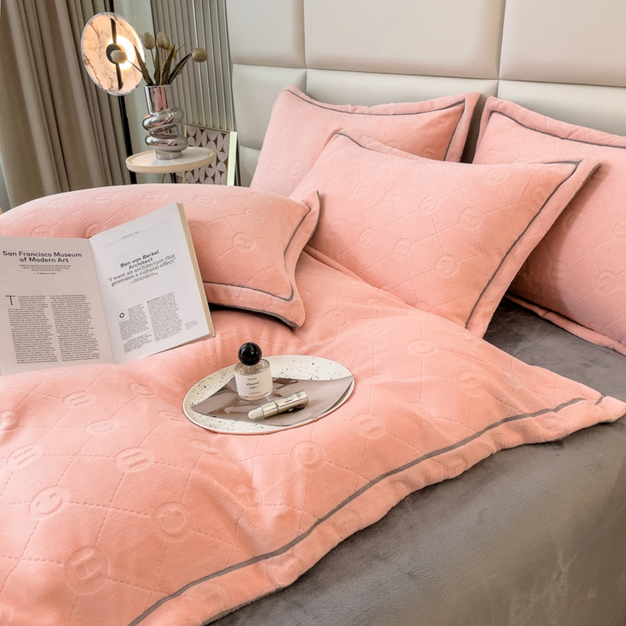 91家纺网 家纺一手货源 找家纺 印季家纺 2025新款HG剪花一字绣牛奶绒四件套 嫩粉-马丁灰