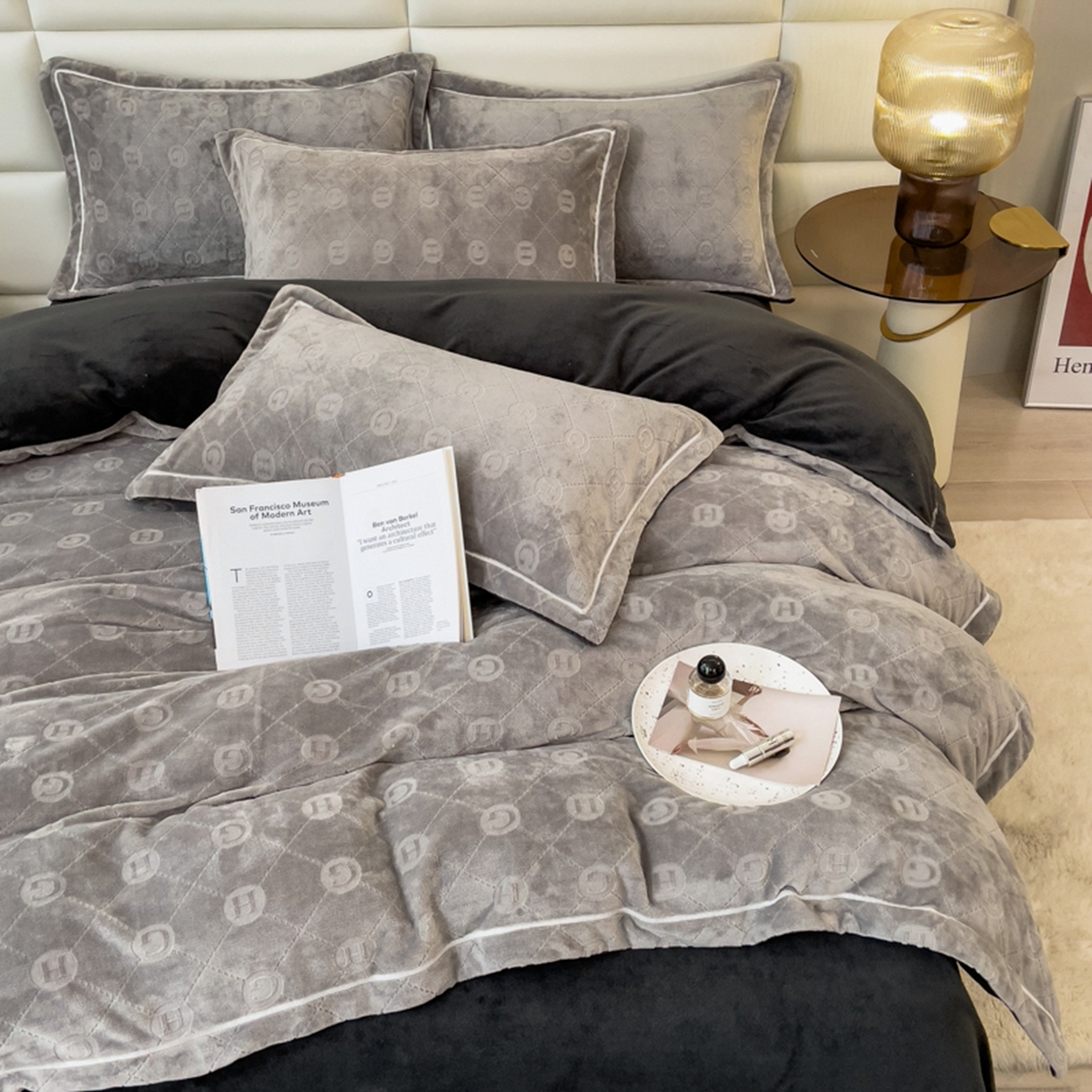 91家纺网 家纺一手货源 找家纺 印季家纺 2025新款HG剪花一字绣牛奶绒四件套 马丁灰-深灰