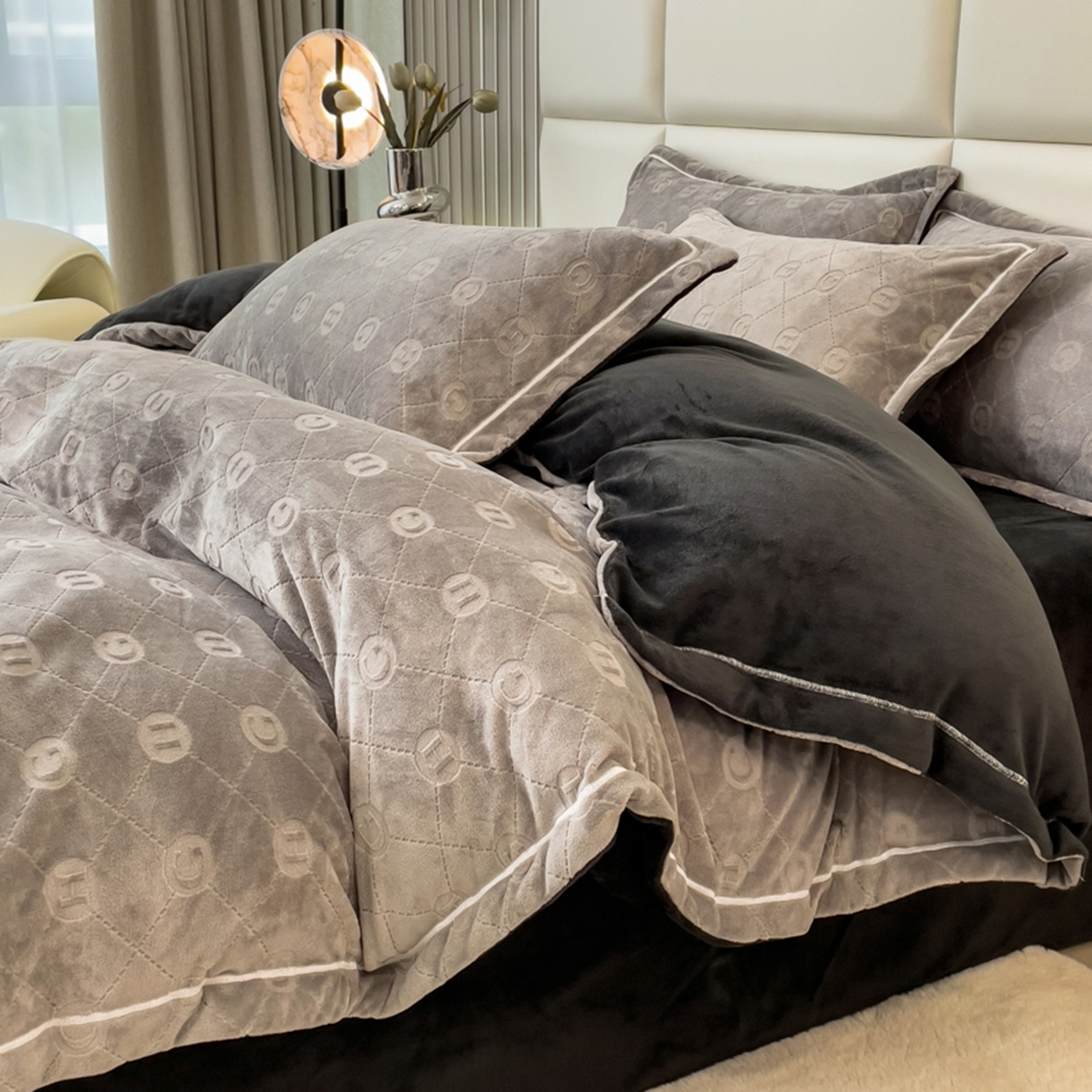 91家纺网 家纺一手货源 找家纺 印季家纺 2025新款HG剪花一字绣牛奶绒四件套 马丁灰-深灰