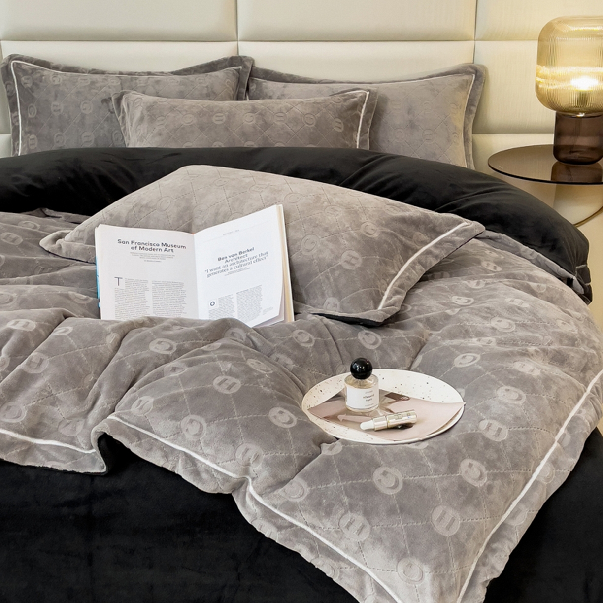 91家纺网 家纺一手货源 找家纺 印季家纺 2025新款HG剪花一字绣牛奶绒四件套 马丁灰-深灰