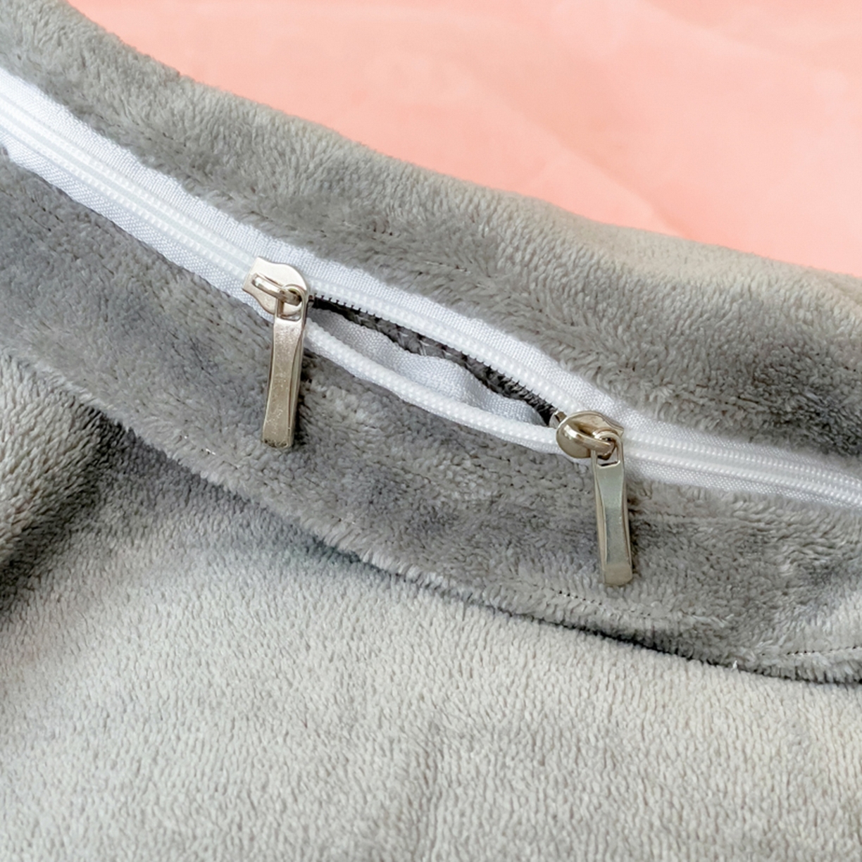 91家纺网 家纺一手货源 找家纺 印季家纺 2025新款HG剪花一字绣牛奶绒四件套 嫩粉-马丁灰