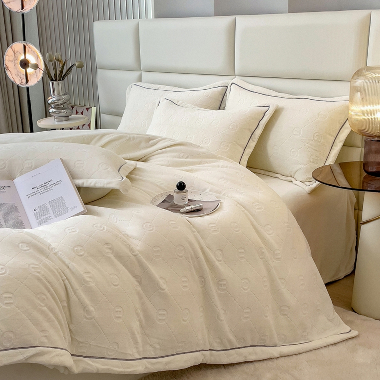 91家纺网 家纺一手货源 找家纺 印季家纺 2025新款HG剪花一字绣牛奶绒四件套 奶白