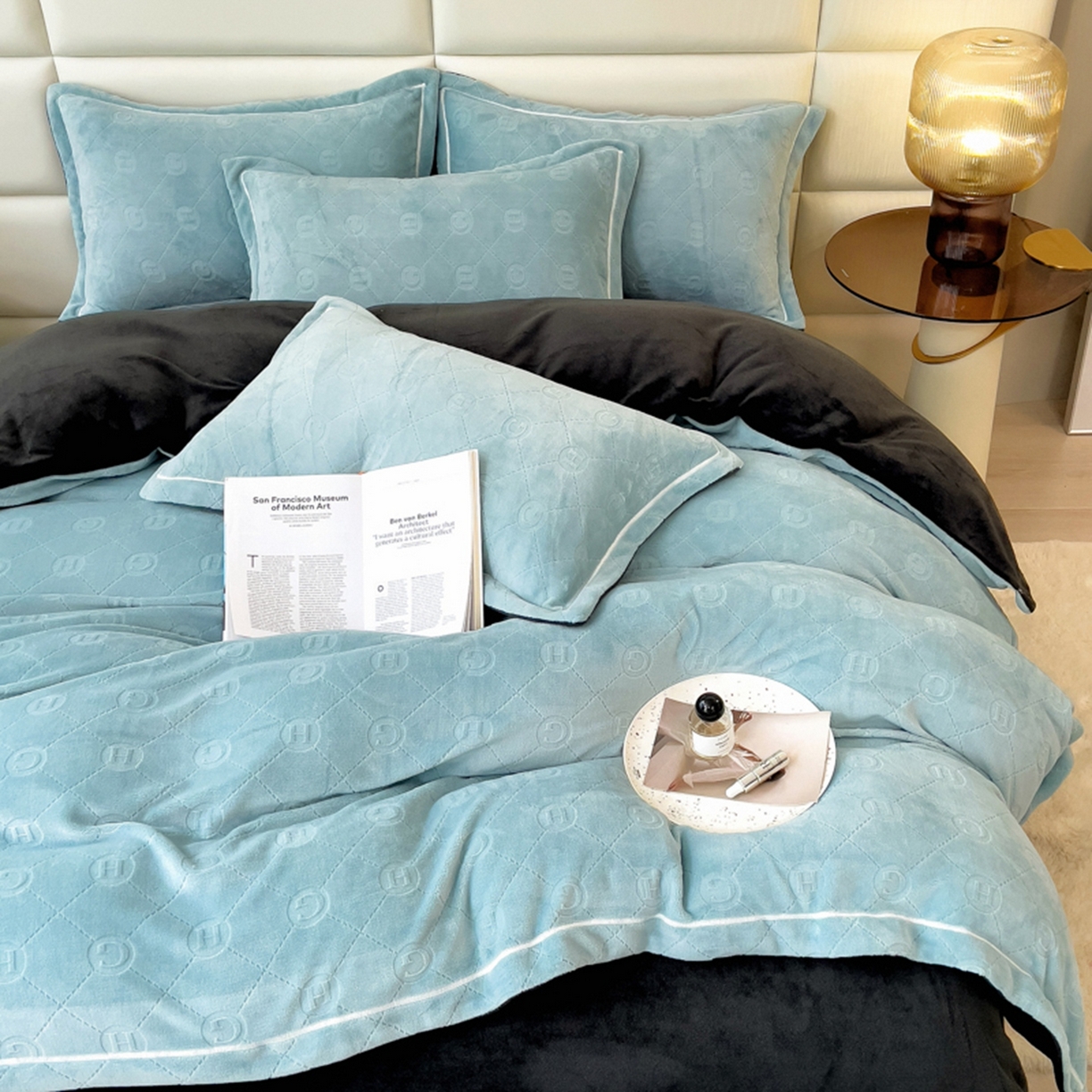 91家纺网 家纺一手货源 找家纺 印季家纺 2025新款HG剪花一字绣牛奶绒四件套 繁星蓝-深灰