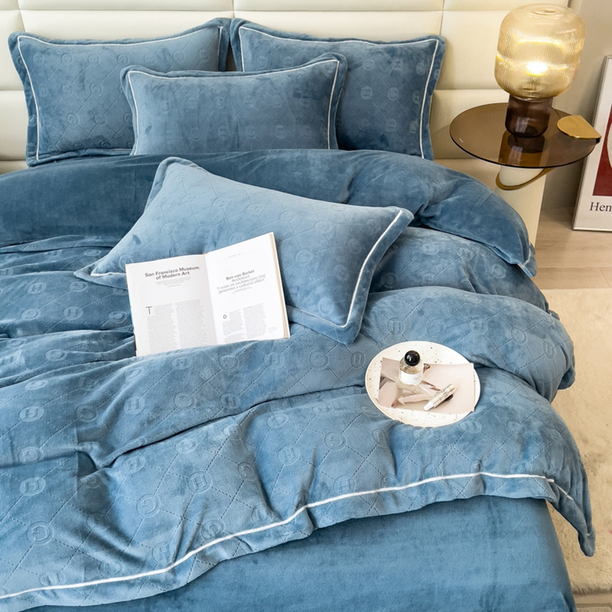 91家纺网 家纺一手货源 找家纺 印季家纺 2025新款HG剪花一字绣牛奶绒四件套 蓝灰