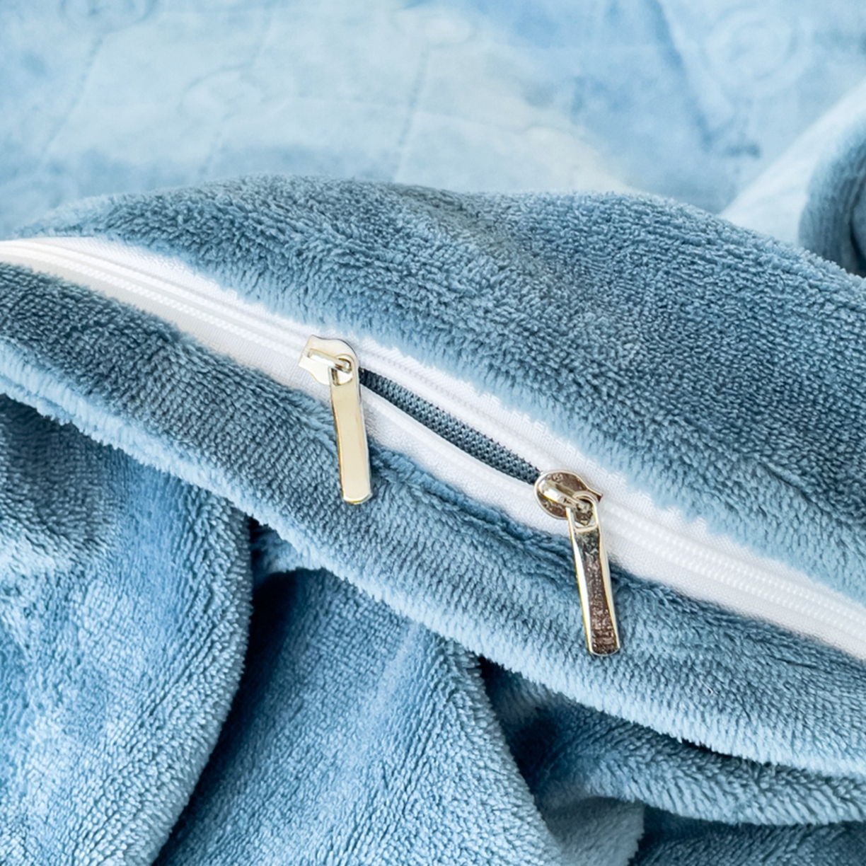 91家纺网 家纺一手货源 找家纺 印季家纺 2025新款HG剪花一字绣牛奶绒四件套 蓝灰