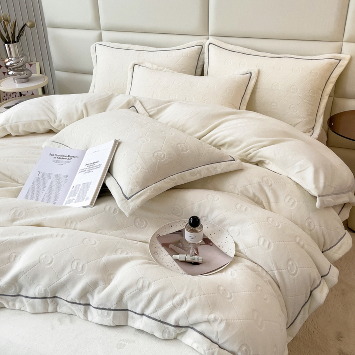 91家纺网 家纺一手货源 找家纺 印季家纺 2025新款HG剪花一字绣牛奶绒四件套 奶白