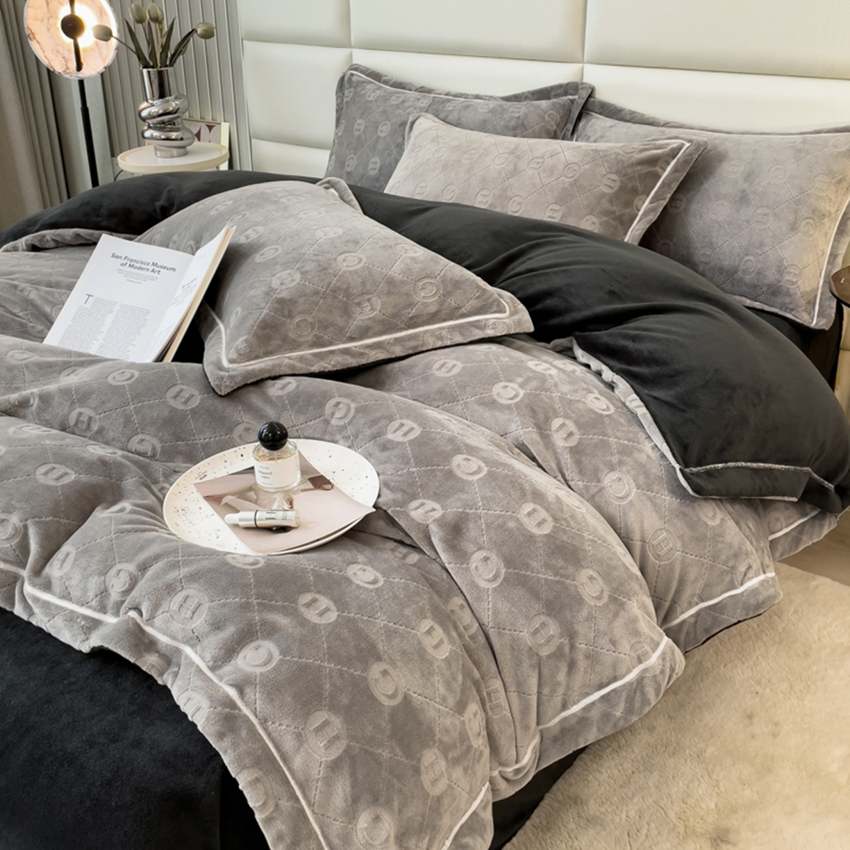 91家纺网 家纺一手货源 找家纺 印季家纺 2025新款HG剪花一字绣牛奶绒四件套 马丁灰-深灰