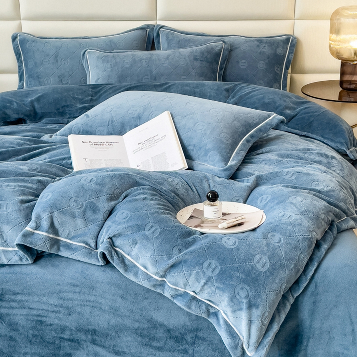 91家纺网 家纺一手货源 找家纺 印季家纺 2025新款HG剪花一字绣牛奶绒四件套 蓝灰