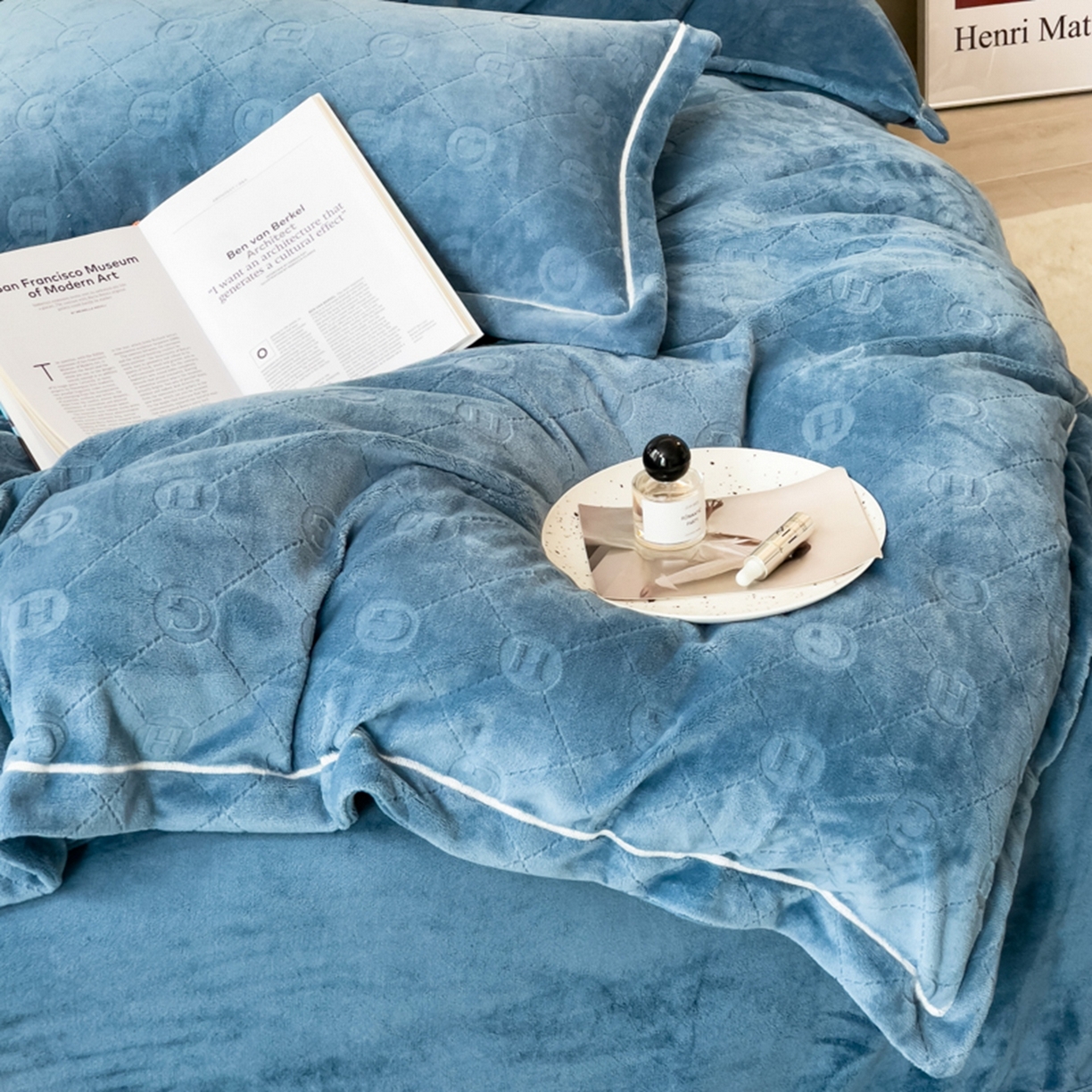 91家纺网 家纺一手货源 找家纺 印季家纺 2025新款HG剪花一字绣牛奶绒四件套 蓝灰