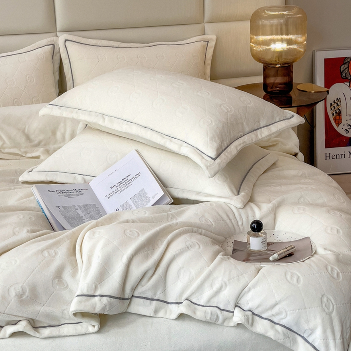 91家纺网 家纺一手货源 找家纺 印季家纺 2025新款HG剪花一字绣牛奶绒四件套 奶白