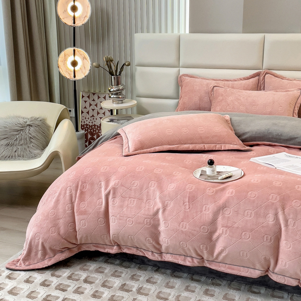 91家纺网 家纺一手货源 找家纺 印季家纺 2025新款HG剪花一字绣牛奶绒四件套 豆沙-马丁灰