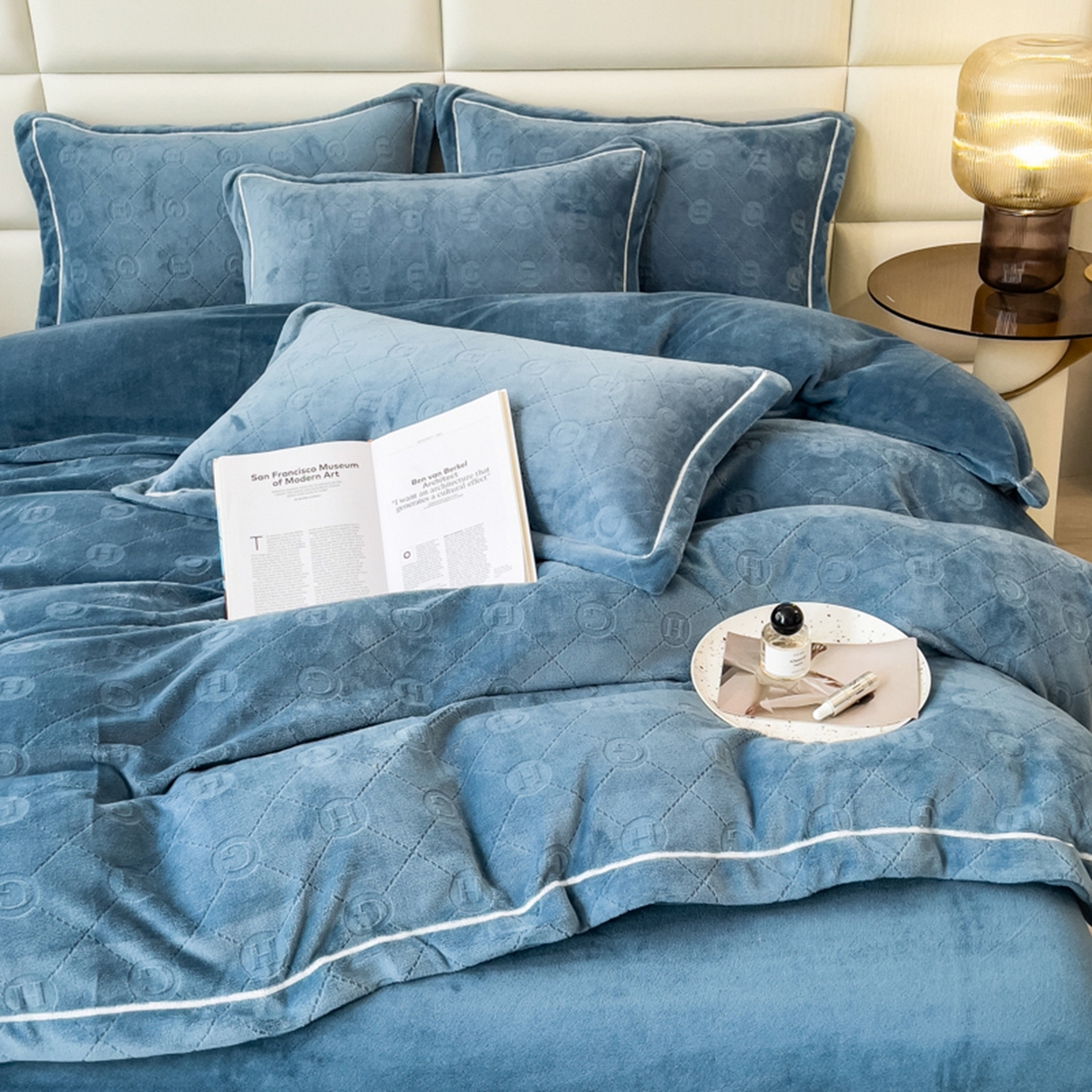 91家纺网 家纺一手货源 找家纺 印季家纺 2025新款HG剪花一字绣牛奶绒四件套 蓝灰