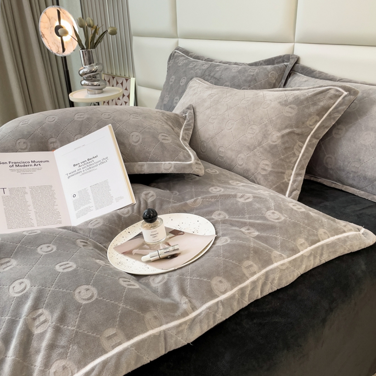 91家纺网 家纺一手货源 找家纺 印季家纺 2025新款HG剪花一字绣牛奶绒四件套 马丁灰-深灰