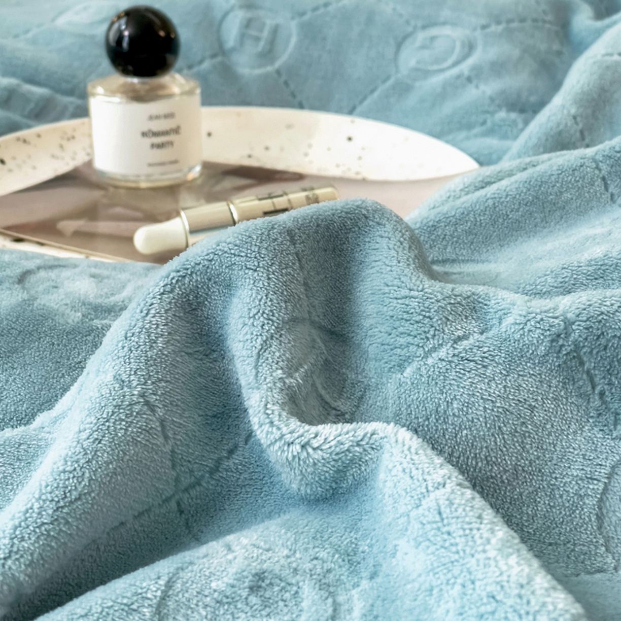 91家纺网 家纺一手货源 找家纺 印季家纺 2025新款HG剪花一字绣牛奶绒四件套 繁星兰-奶白