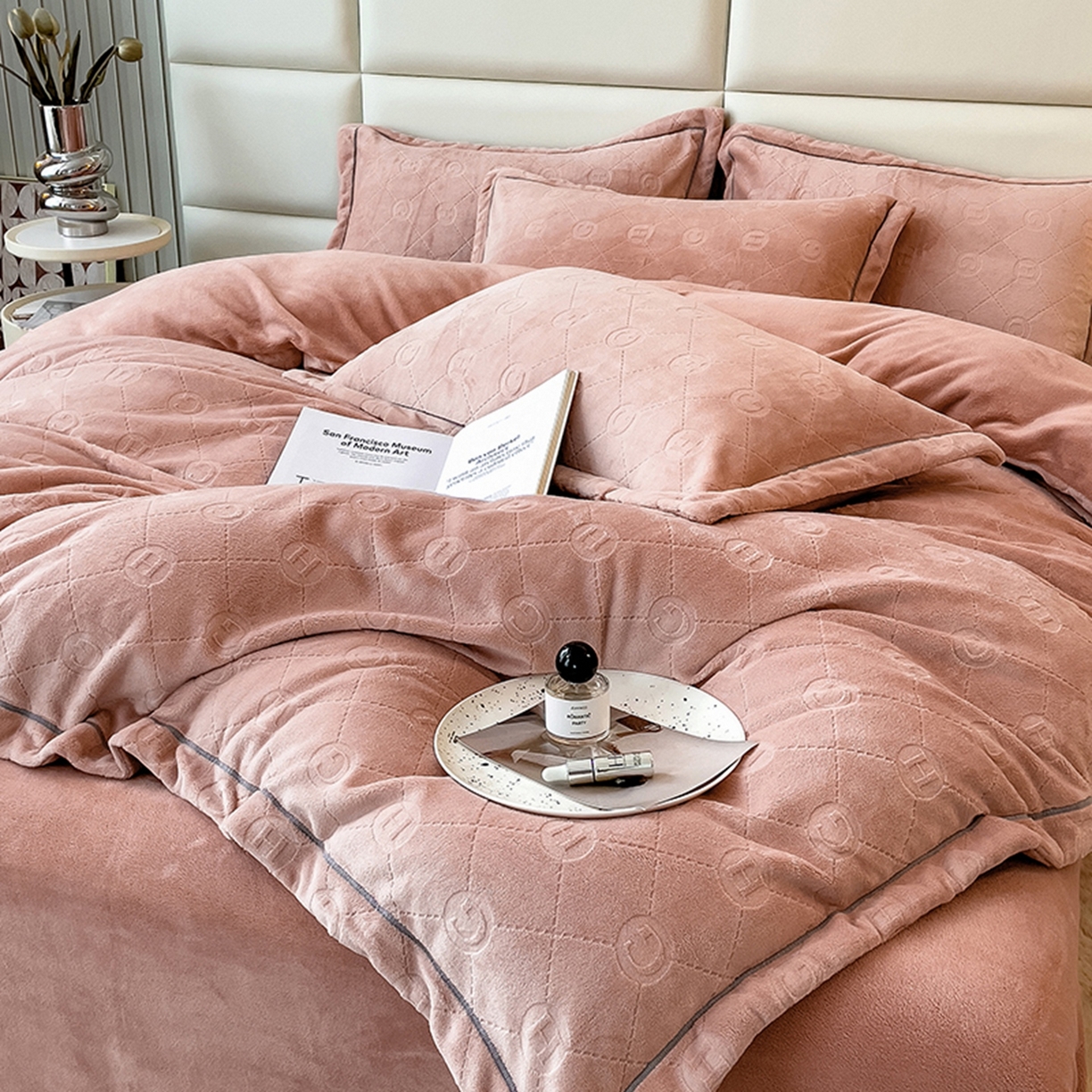 91家纺网 家纺一手货源 找家纺 （总）印季家纺 2025新款HG剪花一字绣牛奶绒四件套