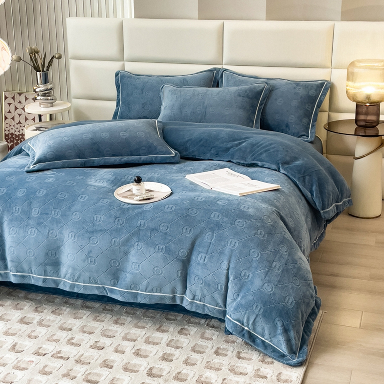 91家纺网 家纺一手货源 找家纺 印季家纺 2025新款HG剪花一字绣牛奶绒四件套 蓝灰